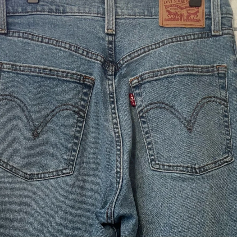 Levi's Ribcage Straight Leg Button Fly High Rise 24W Great Condition! - Picture 10 of 13